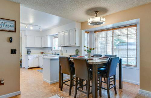 Spacious Aurora Retreat w/ Game Room + Hot Tub! - Foto 8