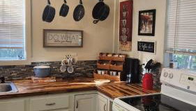 Cozy Cabin on 22 Private Acres Peaceful Retreat in Smithville, TX - Foto 4, stove