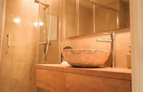 SeaHomes Vacations - Seafront Brand New Apt with PKG - Photo 5