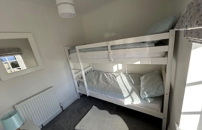 2 Bedroom Cottage Free Private Parking Fire Place - Photo 3