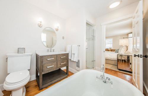 Close to Dtwn Nantucket! Group Getaway with Patio - Foto 11