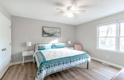 4BR Kid Friendly Fenced in Yard Playset - Foto 8