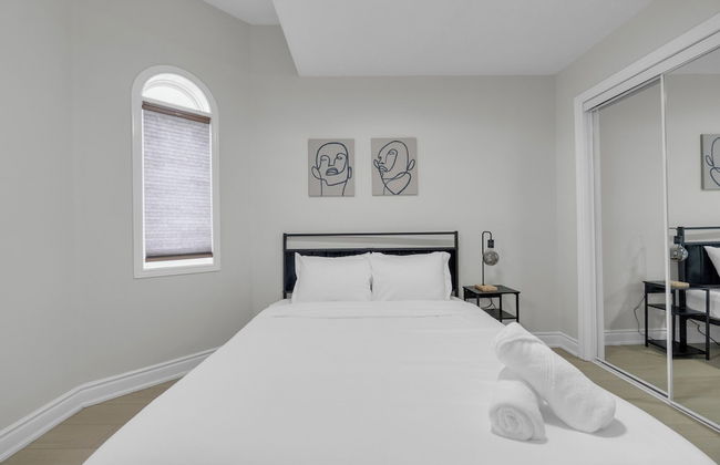 Beautiful House - On A Quiet Street - Photo 13