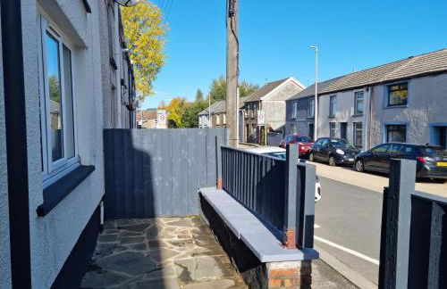 Dare Valley Cottage Ex miners cottage Near Zip World Pen y fan Waterfalls - Photo 3