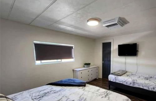 Modern Cabin with Arcade, Foosball Table and Fire Pit in Meadview, Arizona - Foto 8