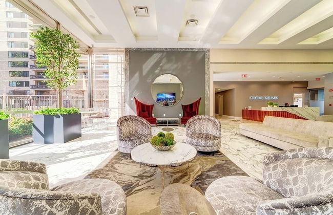 Modern Apartment with Top Amenities - Photo 1