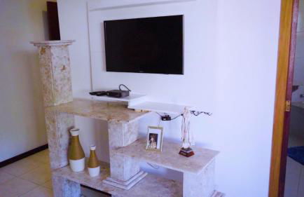 Belíssima Casa com extensa área externa - piscina, sauna, churrasqueira e campo de futebol - com 5 suítes e a 500 metros da Rua das Pedras - Foto 41