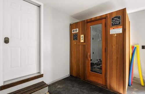 Family-Friendly Cabin with Heated Pool & Sauna - Foto 15