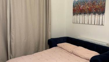 Freshly decorated apartment 10 mins from Cotswolds Child Friendly Great location with plenty of nearby free parking freestanding bath and outdoor private terrace area - Foto 5