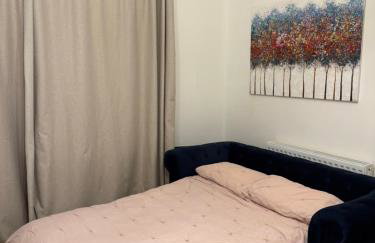 Freshly decorated apartment 10 mins from Cotswolds Child Friendly Great location with plenty of nearby free parking freestanding bath and outdoor private terrace area - Foto 5