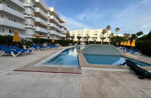 Apartamento con piscina y delante de la playa - Foto 12