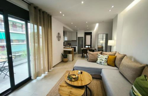 Floral Home 2 - 1st floor apt with private parking! - Photo 1