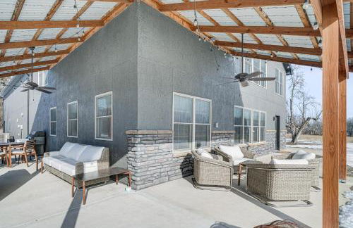 Patio and Fishing Pond! Modern Barndominium Near KC - Foto 28
