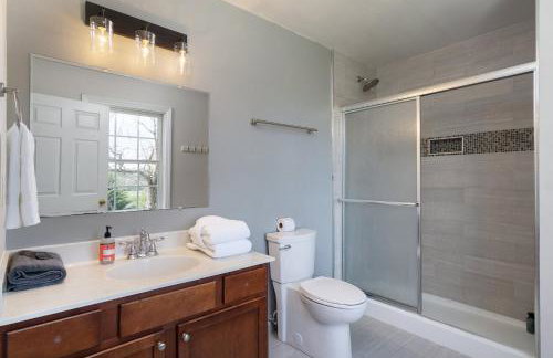 15 Minutes to Asheville! Spacious 7BR Luxury Home | Pool | Hot Tub | Game Room - Foto 53