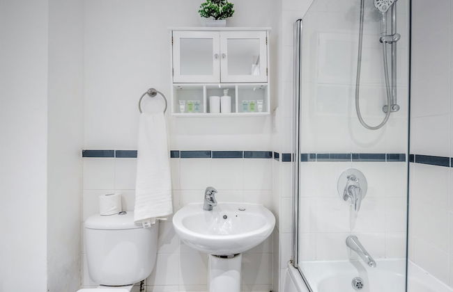 2br-sleeps4-parking-eastlondon - Photo 9