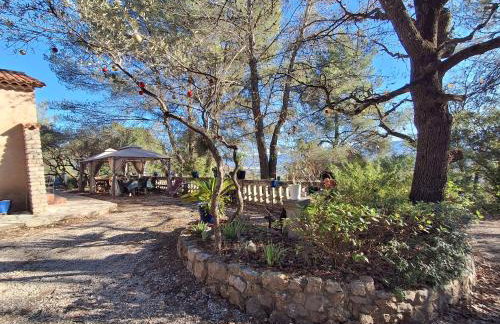 Les Ribas villa groupe, de 4 a 14 personnes, maison familiale, séjour nature, calme, Provence, Plaine des Maures, proche mer, Verdon, randonnée, terrain arboré, jeux enfants, pétanque, ping-pong, cuisine équipée, grande capacité, vacances en groupe - Foto 42