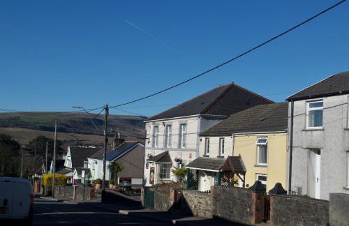 The Cwtch, Log Fire, Sleeps 6, Nr Zip World, Brecon and Bike Park Wales - Photo 40