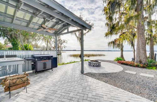 Hot Tub and Fire Pit Lakefront Home on Lake Eloise - Foto 2