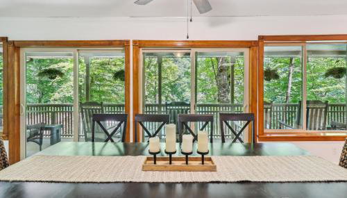 Secluded Lakefront Escape w Private Dock, 600ft Shoreline and Views, Sleeps 13 - Foto 5