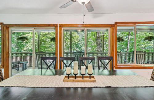 Secluded Lakefront Escape w Private Dock, 600ft Shoreline and Views, Sleeps 13 - Foto 5