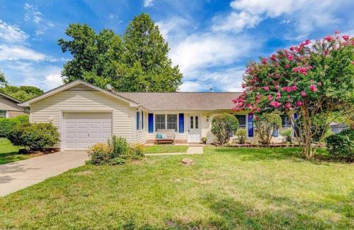 Greensboro Get-together, K Bed, Secret Playroom, central location - Foto 2