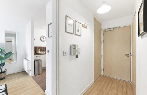 Sleek Apartment with Balcony - City Centre - Free Parking, Fast WiFi and 55'' Smart TV by Yoko Property - Foto 16