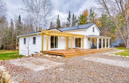 Modern Stark Home with Game Room, Grill and Fire Pit - Foto 1