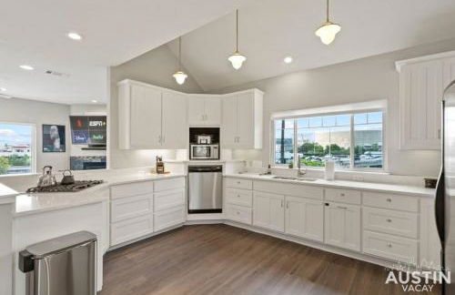 Enjoy DT Newly Renovated & Patio and Free Swim Club by Austin Vacay - Foto 13