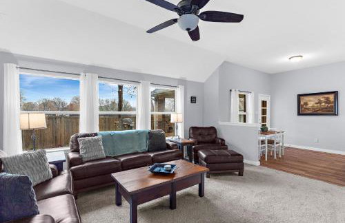 Large Luxury 4-BR Home EPIC GameRoom! Lighted Deck & Grill! - Foto 9