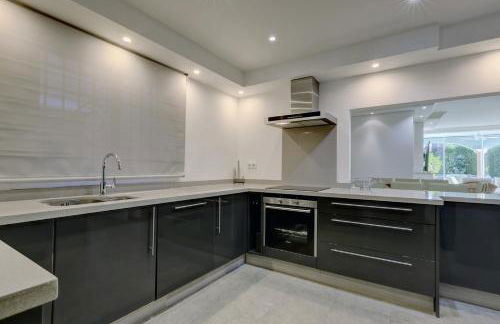 Large Ground Floor Apartment with Private Garden and Beach Access - Photo 18