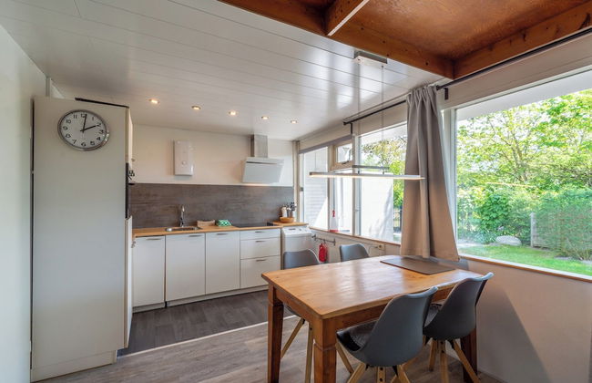 Cozy Holiday Home With Garden - Photo 14