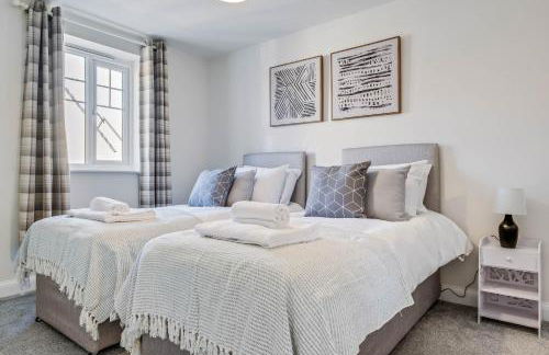 Beautiful and comfortable home away from home with free parking, fast wifi and white crisp hotel standard linen hosted by Our Home Short Stays - Photo 19