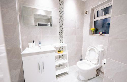 4BR 2Bath Home -Hot Tub, Free Parking & Games Room - Foto 46