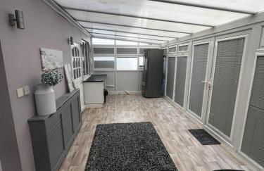 Spacious 3 bed house, garden and parking sleeps 5 - Foto 8