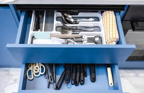 Luxurious 2 bedroom flat with parking and garden, 5 mins walk to train station and bus stop opposite property - Foto 37