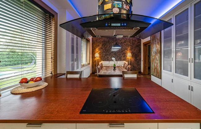 Luxurious Amber Villa With Private Pool and Garden Views - Photo 11