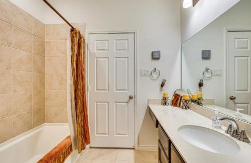 Private Yard and Pool Access Home in Krugerville - Foto 16