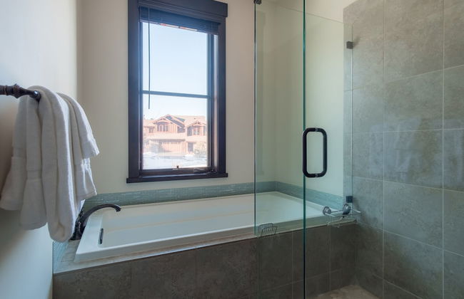 Maple by Avantstay Modern Mountain Home w Cozy Fire Pit 15 Mins frm Northstar - Photo 18