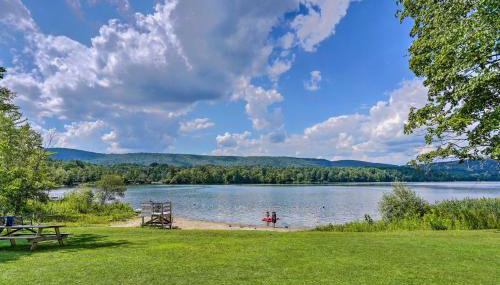 Stockbridge Home Walk to Town Beach! - Foto 3