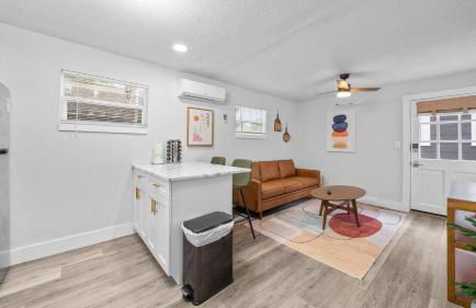 Modern-Retro Themed Home Close to Coffee + Food! - Foto 25