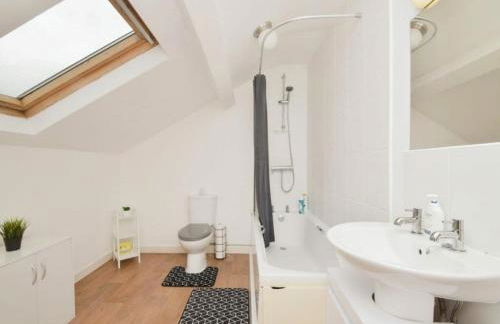 Lovely 2 bedroom flat in town centre by train station - Foto 9