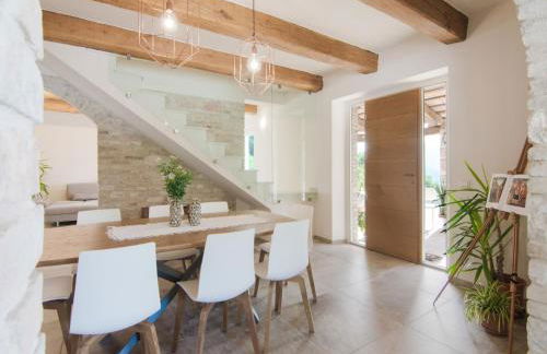 Chic Villa in Acqualagna with Hot Tub in Pool & Private Garden - Foto 30