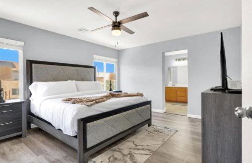 4BR Family Oasis with Gym and BBQ Near Vegas Strip - Photo 3