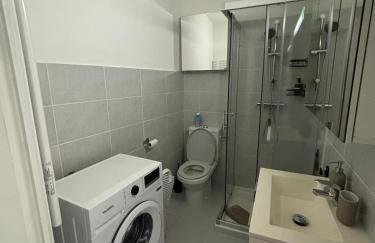 Proche Festival de Cannes - Studio avec Loggia - Gare à 5min Bus au pied de l'immeuble - Foto 9