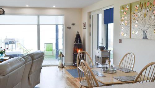 4 Dolphins - Photo 3