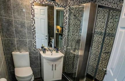 Centrally located 2 bedroom house with garden - Photo 4