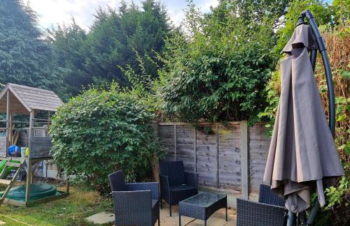 3-bedroom family home with large garden and free parking - Foto 8