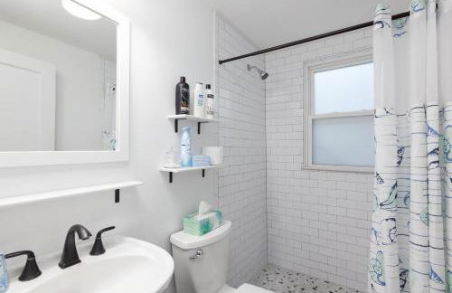 Seas the Day - 4 blocks to the beach, restaurant, and bar district - great deck and outdoor space!! - Foto 8