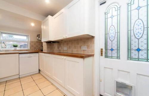 Charming Period Home near Surbiton with Garden - Foto 15