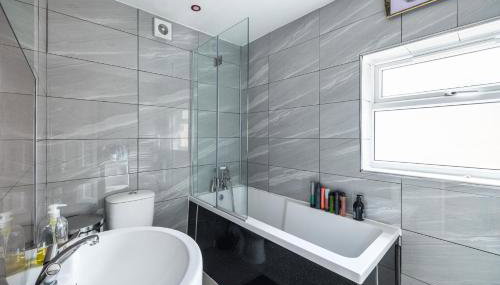 House - Sleeps 8 - Garden - Short Walk to Station - Foto 5